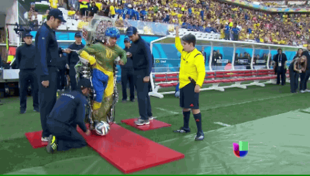 Coup d'envoi de la Coupe du Monde 2014 par un jeune brésilien paraplégique équipé d'un exosquelette