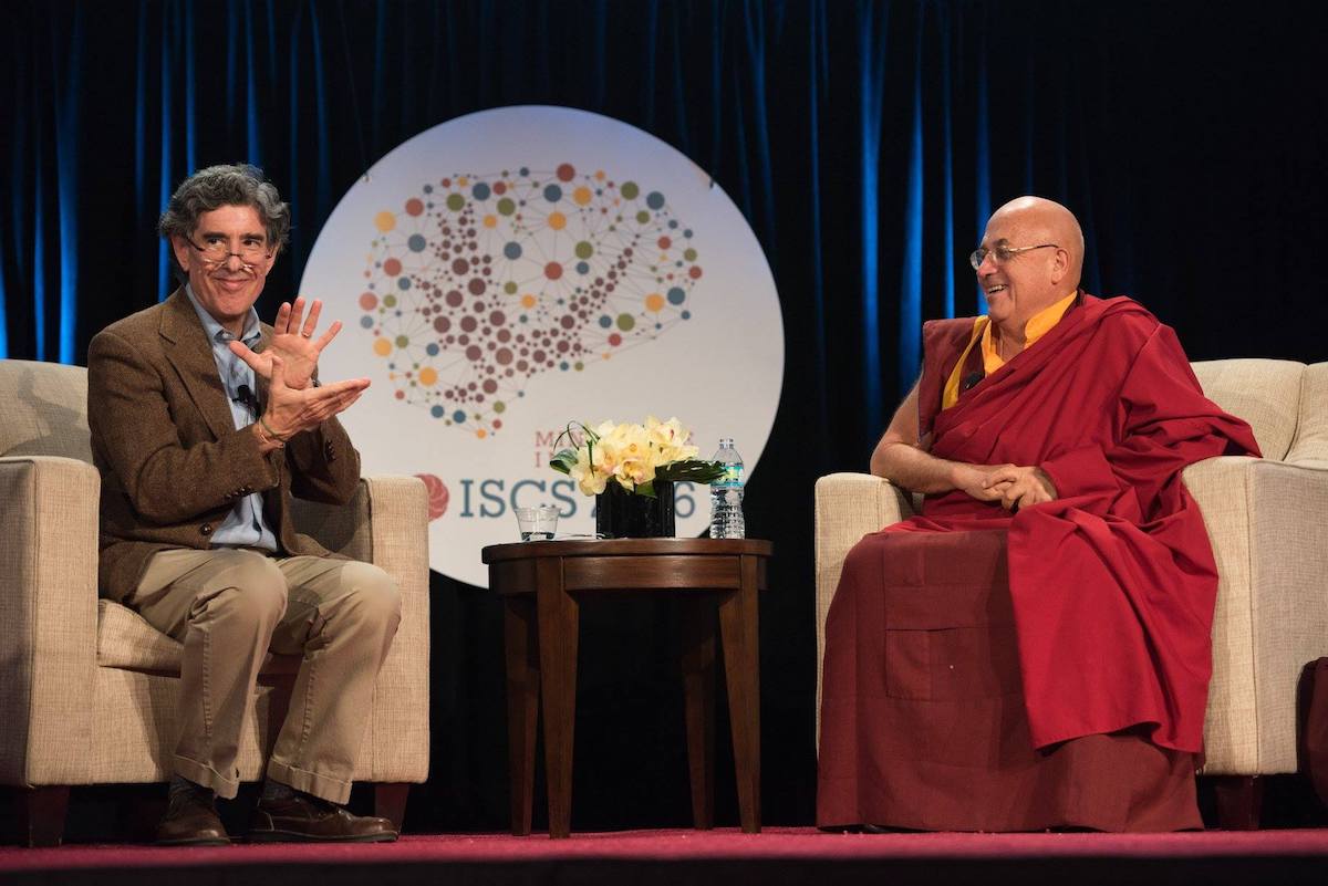 Le neuroscientifique Richard Davidson et le moine bouddhiste Matthieu Ricard lors du symposium international d’études contemplatives 2016 à San Diego (Californie). ©Mind&Life