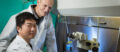 Jun Wu (premier plan) et Juan Carlos Izpisua Belmonte dans leur labortoire à l'Institut Salk d'études biologiques à La Jolla, en Californie. Ils ont produits les premiers embryons chimère mi-porc mi-humain. © Salk Institute